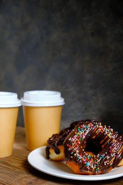 Donuts Chocolate Café Takeaway Fundo Escuro — Fotografia de Stock
