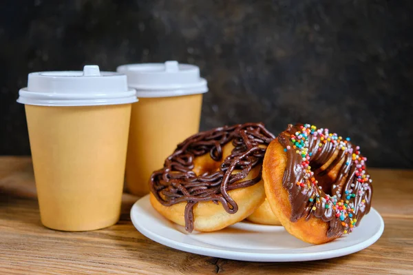 Chocolade Donuts Afhaalkoffie Een Donkere Achtergrond — Stockfoto