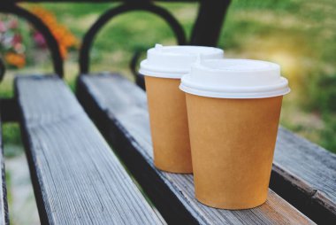 Tahta bankta parka götürmek için iki fincan kahve..