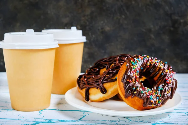 Donuts Chocolate Café Para Llevar Sobre Fondo Oscuro —  Fotos de Stock