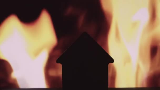 黑色的轮廓使房屋不受背景火势的影响 不安全的处理火灾 — 图库视频影像