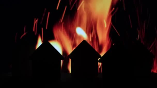 Silhouettes Noires Maisons Sur Fond Feu Flamboyant Manipulation Dangereuse Incendie — Video