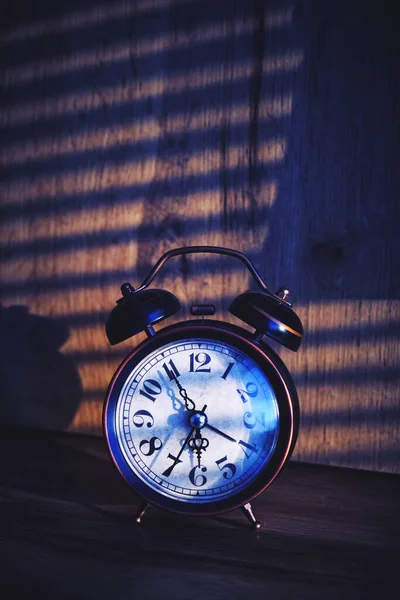 Relógio Alarme Retro Início Manhã Mesa Raios Luz Solar Através — Fotografia de Stock