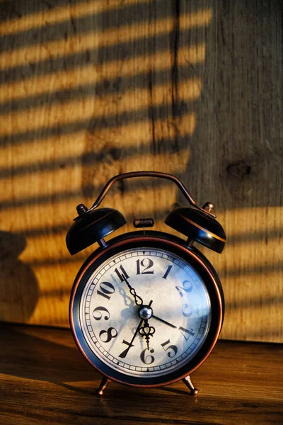 Ретро Будильник Рано Вранці Столі Промені Сонячне Світло Крізь Жалюзі — стокове фото