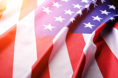 Amerika Birleşik Devletleri bayrağı. Bağımsızlık Günü ve Anma Günü. Güneş ışığıyla.