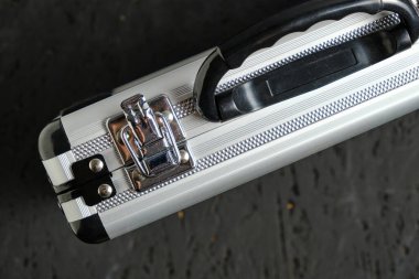 Siyah arkaplanda metal alüminyum çanta