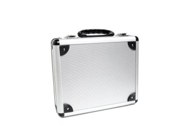 Beyaz arkaplanda metal alüminyum çanta