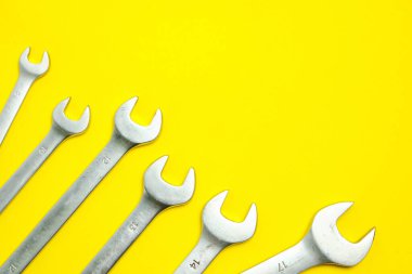 Sarı arka planda anahtarlar.