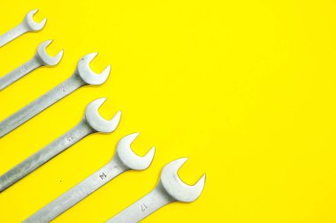 Sarı arka planda anahtarlar.