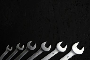 Siyah arkaplanda anahtarlar