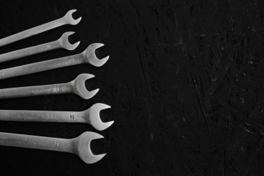 Siyah arkaplanda anahtarlar