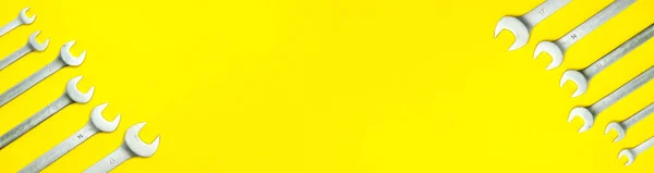 Zestaw Kluczy Panorama Żółtym Tle — Zdjęcie stockowe