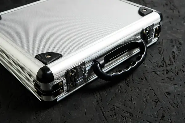 ブラックを基調としたメタルアルミ製ブリーフケース — ストック写真