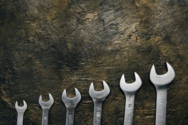 Beton bir arka planda anahtarlar