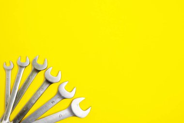 Sarı arka planda anahtarlar.