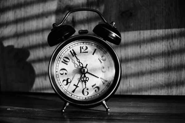 Retro Alarm Clock Early Morning Table Rays Sunlight Blinds Bedroom — Stock Photo, Image