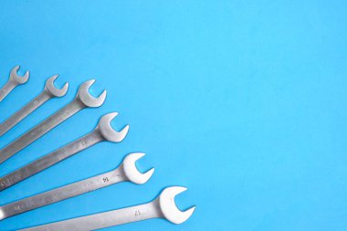 Mavi arkaplanda anahtarlar