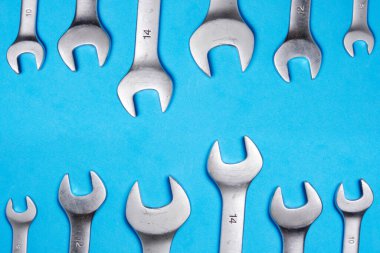 Mavi arkaplanda anahtarlar