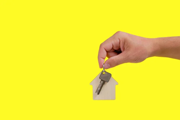 Klíče Domu Klíčem Ruce Žlutém Pozadí — Stock fotografie
