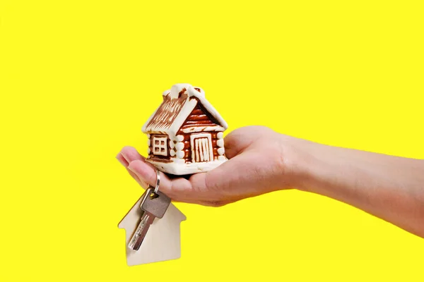 Dům Klíč Klíčem Ruce Žlutém Pozadí Prodej Nákupu Nebo Pronájmu — Stock fotografie