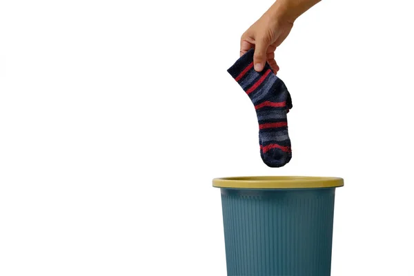 男人用手把一只旧袜子扔在白色的隔离背景下的垃圾中 — 图库照片
