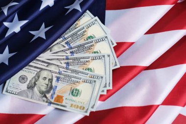 100 dolarlık banknotlar Amerika Birleşik Devletleri bayrağına serildi.