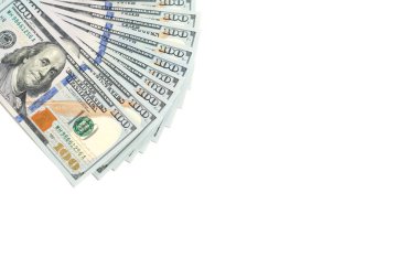 Beyaz arka plana yayılmış yüz dolarlık banknotlar.