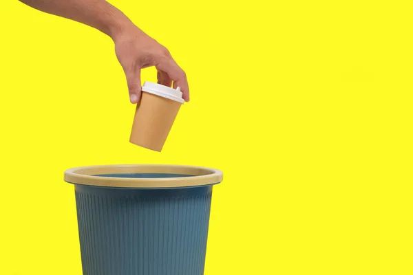 Mão Fundo Amarelo Lança Copo Descartável Café Takeaway Lixo Reciclagem — Fotografia de Stock
