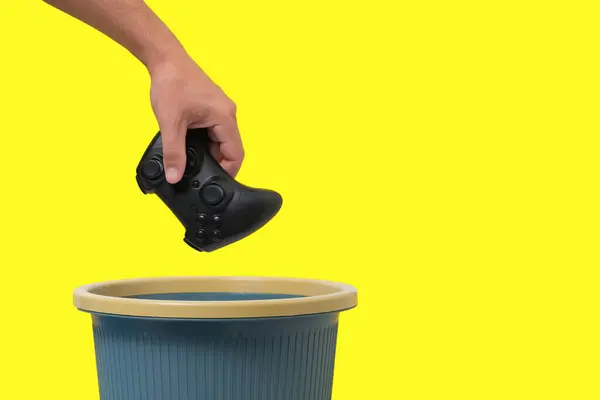 Hra Joystick Hozen Koše Žlutém Pozadí Koncept Opuštění Počítačových Her — Stock fotografie