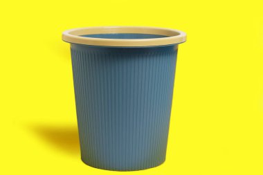 Sarı arka planda koyu mavi çöp kovası