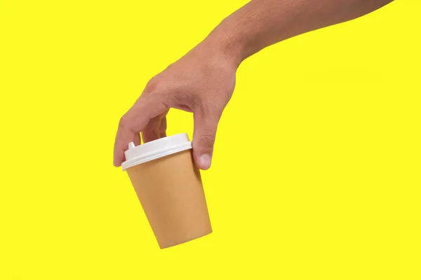 Einweg Kaffeetasse Der Hand Gelben Hintergrund Kaffee Zum Mitnehmen — Stockfoto