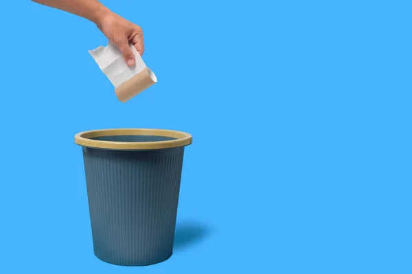 Rolo Usado Acabado Papel Higiênico Jogado Lixo Fundo Azul — Fotografia de Stock