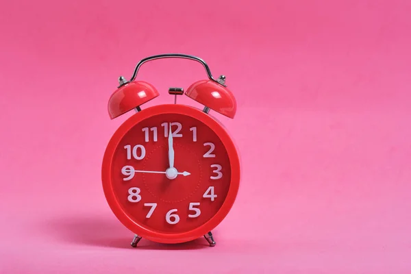Piros Ébresztőóra Rózsaszín Háttér Mutatja Tizenkét Óra Este Vagy Ebédidő — Stock Fotó