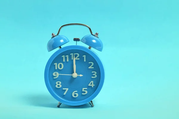 Μπλε Ξυπνητήρι Μπλε Φόντο Δείχνει Δώδεκα Ρολόι Νύχτα Και Μεσημεριανό — Φωτογραφία Αρχείου
