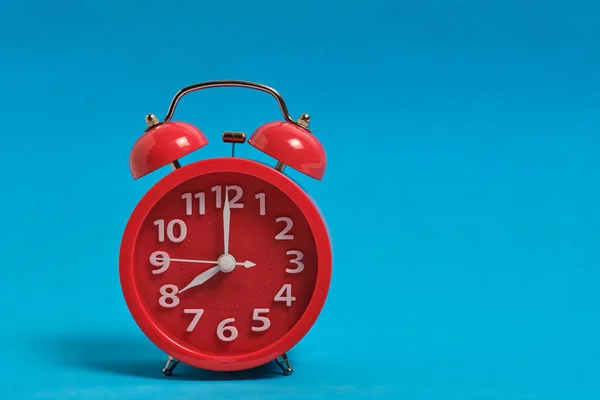 Reloj Despertador Rojo Sobre Fondo Azul Muestra Ocho Reloj Mañana — Foto de Stock