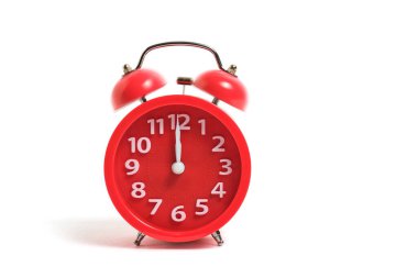 Kırmızı alarm beyaz arka planda izole edilmiştir. 12 saat, gece ve öğle yemeği saatini gösterir.