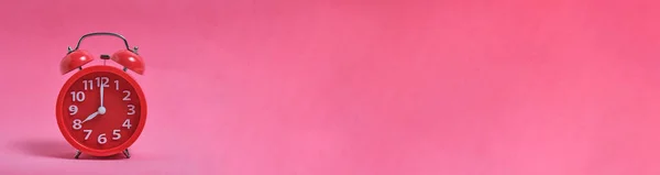 Banner Roter Wecker Auf Rosa Hintergrund Zeigt Acht Uhr Morgens — Stockfoto