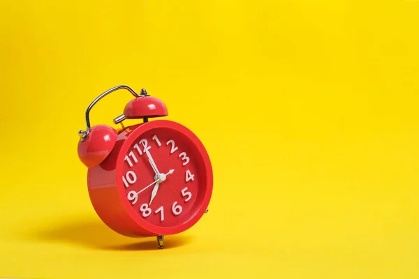 Reloj Despertador Rojo Sonando Sobre Fondo Amarillo — Foto de Stock