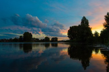 Gölde gün batımı