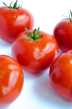 Beyaz arkaplanda taze domates