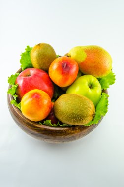 Beyaz arkaplanda meyveler