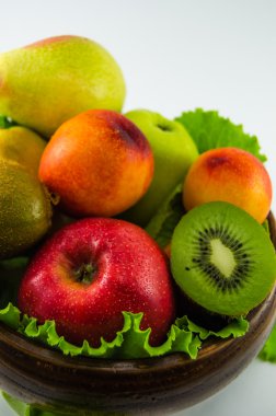 Beyaz arkaplanda meyveler