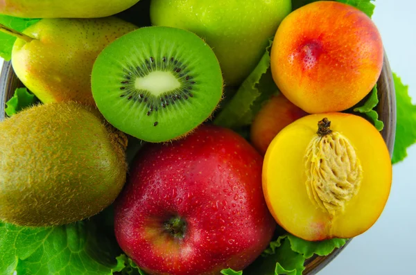 Frutas sobre um fundo branco — Fotografia de Stock