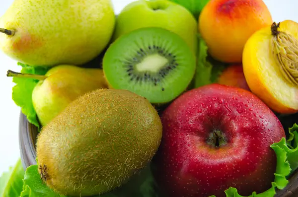 Frutas sobre um fundo branco — Fotografia de Stock