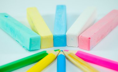 renkli kalemler ve tebeşir