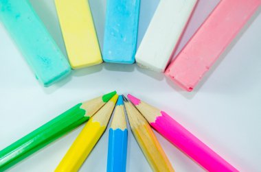 renkli kalemler ve tebeşir