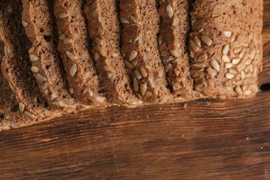 Tahtada ayçekirdeği olan tam tahıllı ekmek.