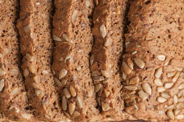 Ayçiçeği tohumlu tam tahıllı ekmek, yakın plan. Gıda arkaplanı