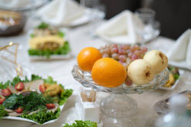 Meyve ve çanak çömlekli düğün sofrası