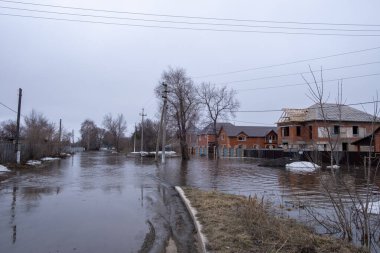 Kazakistan Kostanay 08 Nisan 2024 sokakları ve evleri sular altında bıraktı.